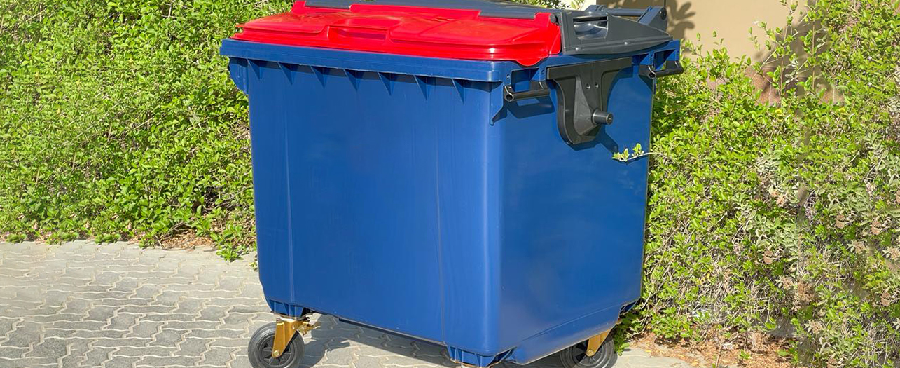 Outdoor 4-Wheel Bin for recyclable waste with red lid and printed disposal icons