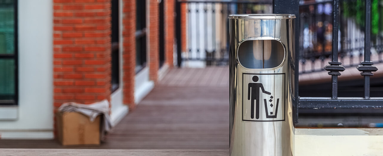 Metal dustbin with lid